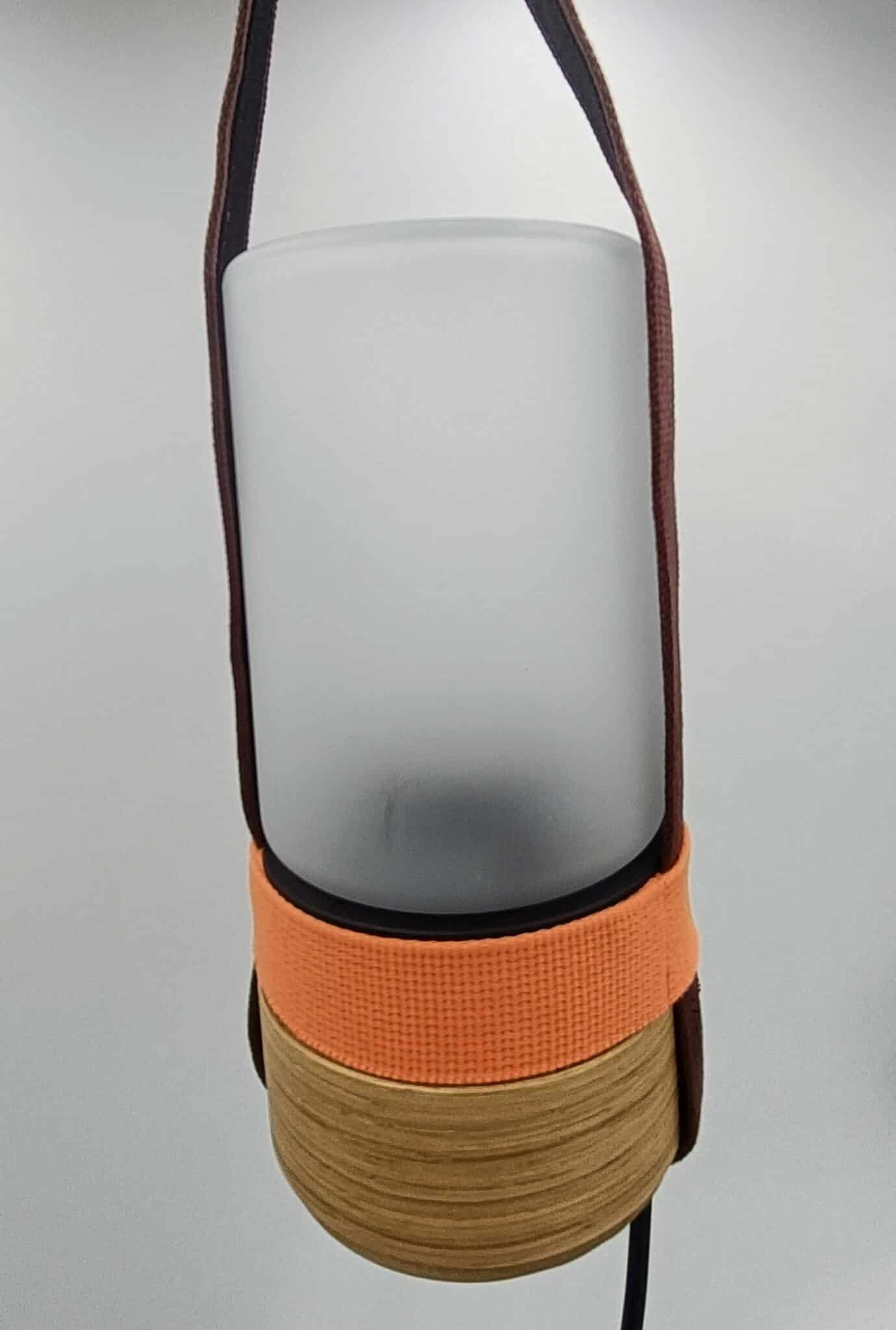 Lampe design et moderne BRIDE Tiaki by Made by bobine orange et bordeaux en bois de châtaigner et verre soufflé par Roger Pradier