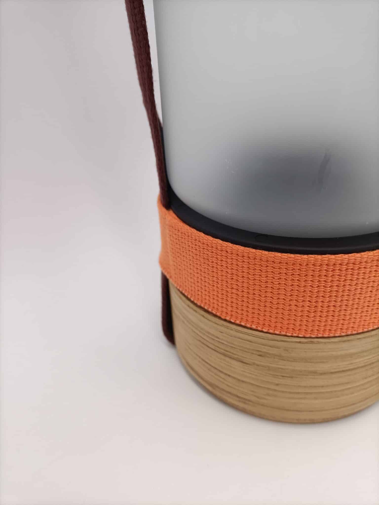Luminaire intérieur et extérieur TIAKI BRIDE par Made by bobine sangles orange et bordeaux en bois de châtaigner et verre soufflé