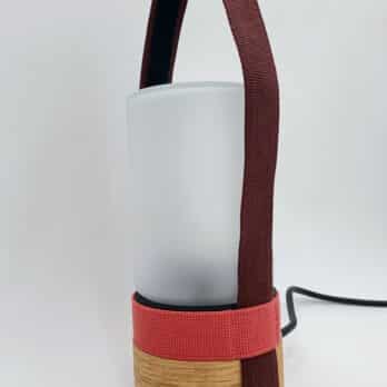 Lampe design Ogma avec sangles duo de couleurs rose et bordeaux amovibles pour intérieur ou extérieur