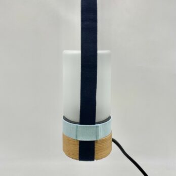 Luminaire suspendu en verre soufflé par Roger Pradier, nouveauté de Made by bobine avec sangle bleu marine et bleu clair