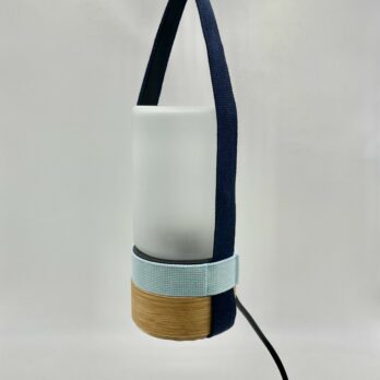 La lampe design de Made by bobine modèle Maïa bleu marine et bleu clair sangles amovibles socle en bois de châtaigner et verre soufflé par Roger Pradier